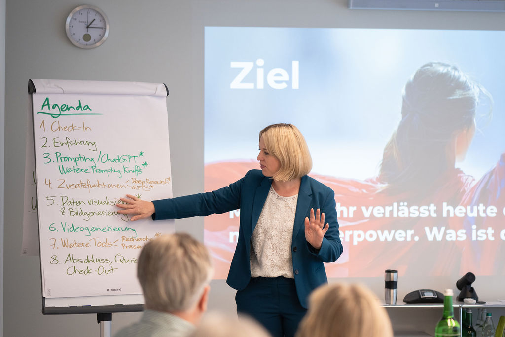 Trainerin erklärt Agenda am Flipchart