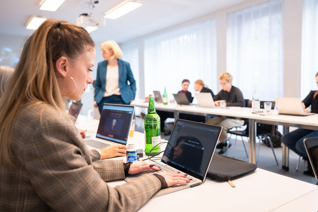 Teilnehmende arbeiten konzentriert am Laptop
