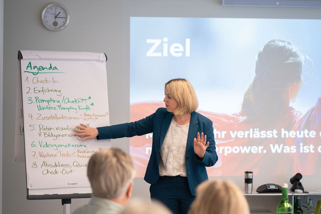 Trainerin erklärt Agenda am Flipchart